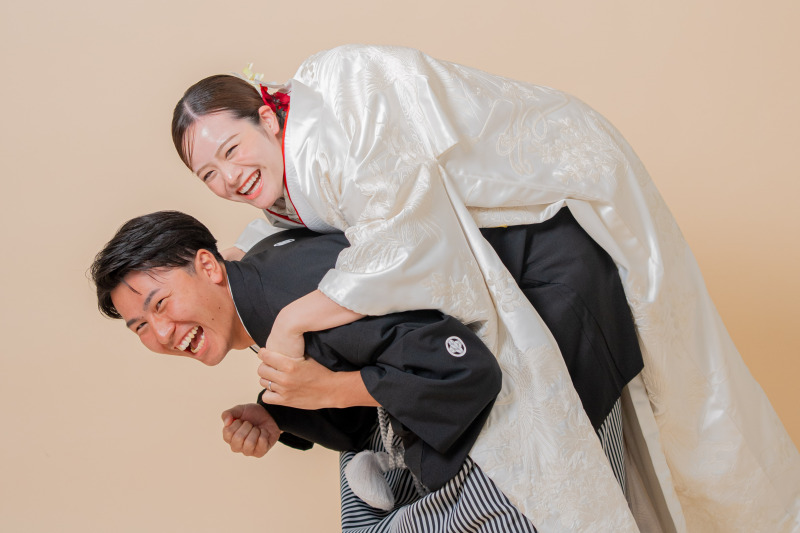 弾ける笑顔!楽しさ溢れるおんぶカット
