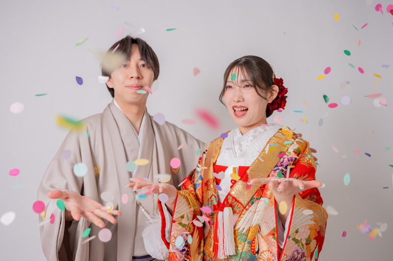 色鮮やかなコンフェッティが舞う笑顔のカット