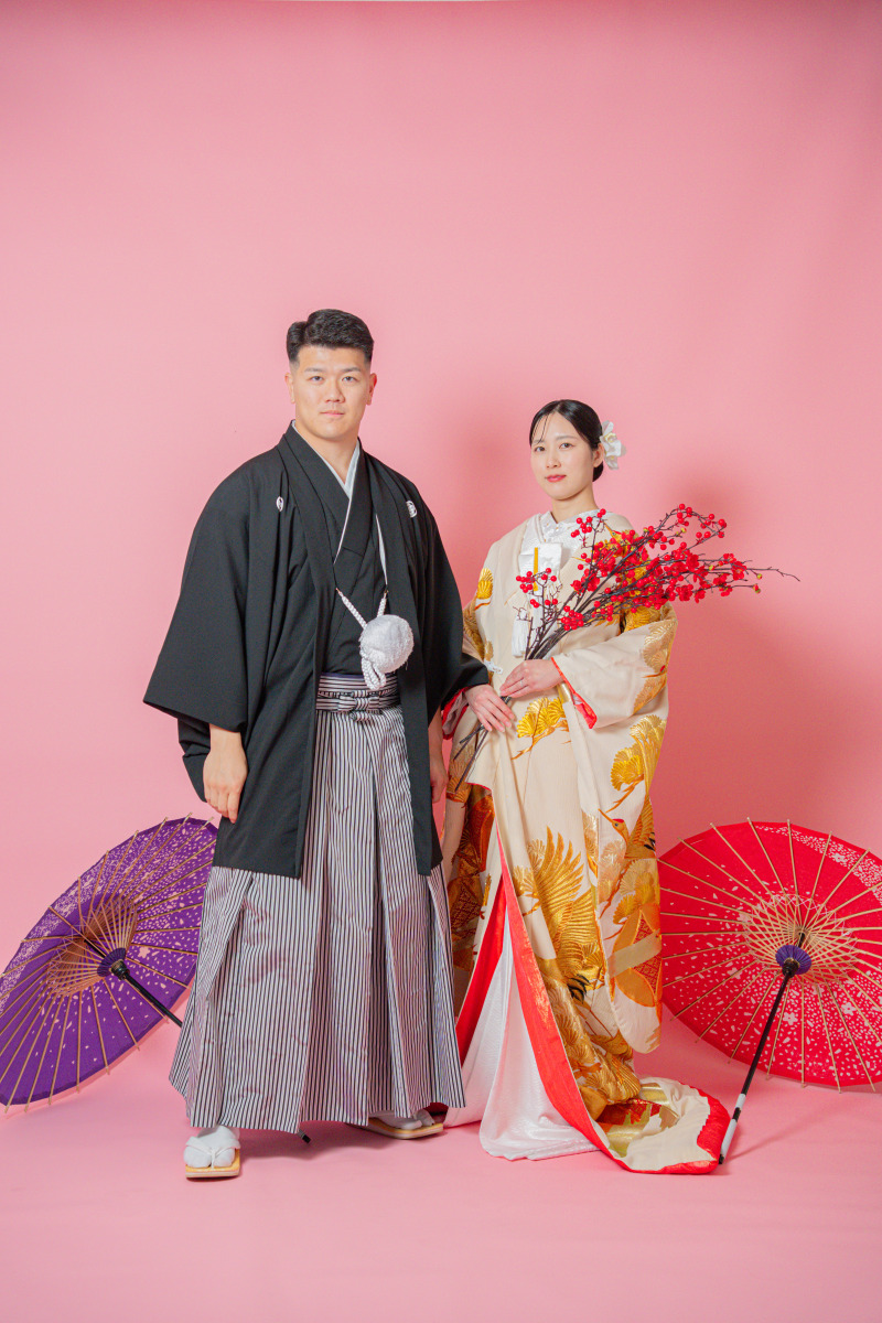 和傘と梅の枝で華やかに彩る空間
