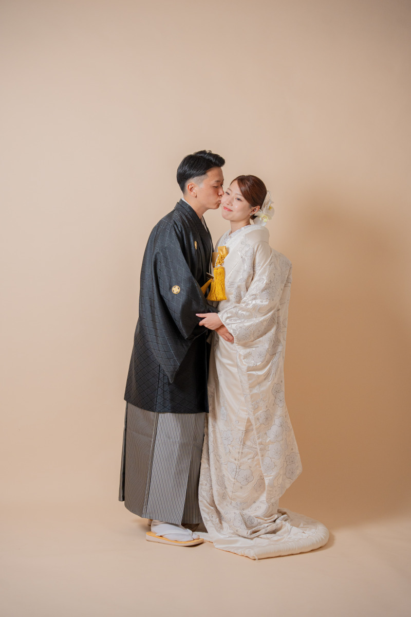 頬にそっとキスを寄せる微笑ましいカット