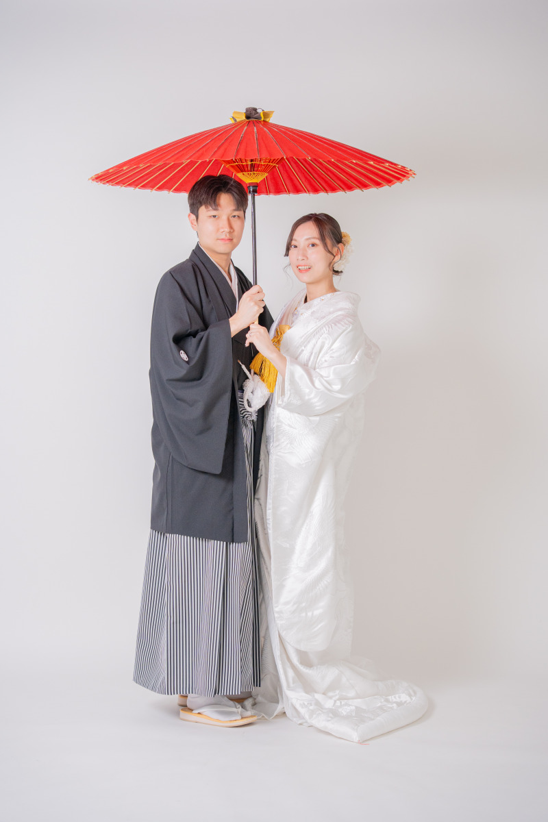 赤い和傘で彩りを