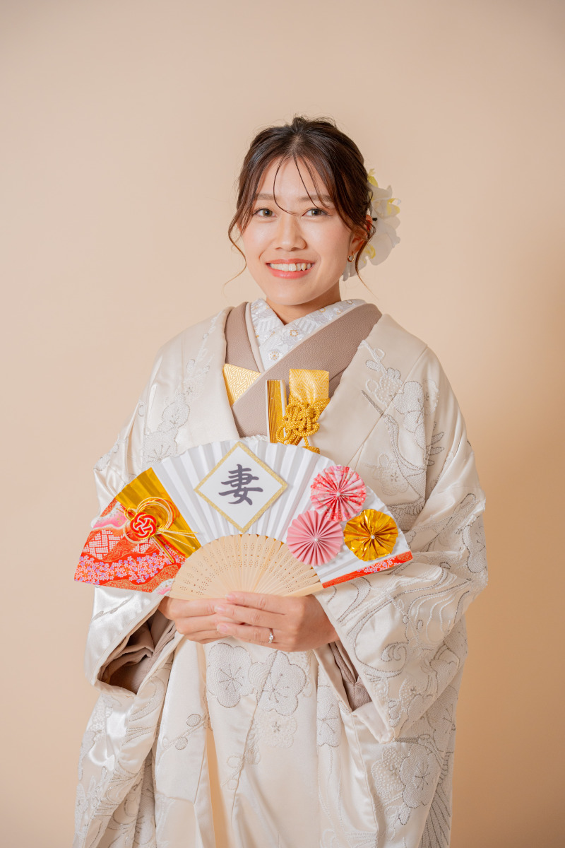 手作りの「妻」扇子を手にした寄りのカット