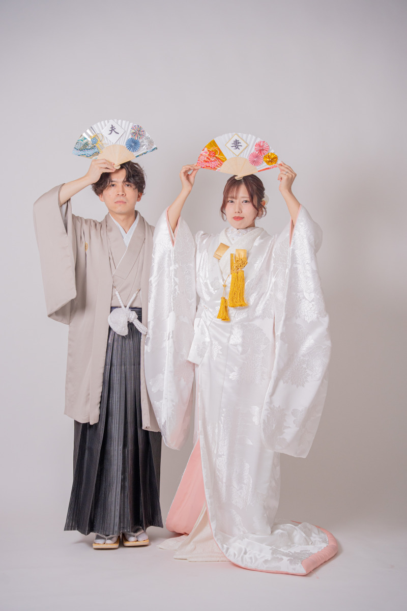 「夫・妻」扇子を頭の上にかざして