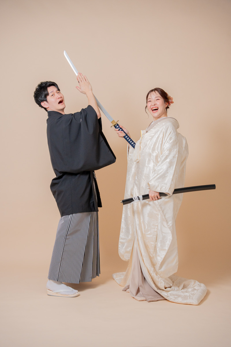 刀を構えた瞬間も、笑いは止まらない