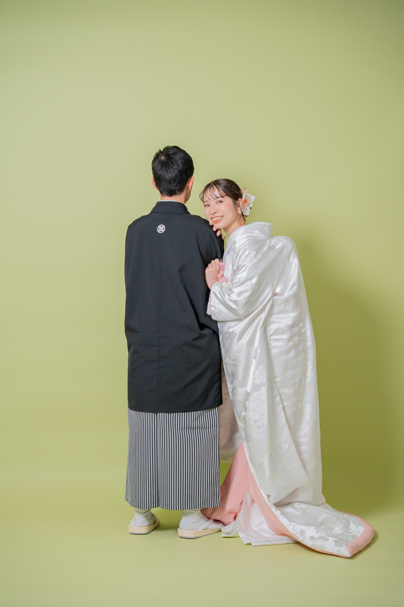 背中合わせで。少し照れくさい距離。