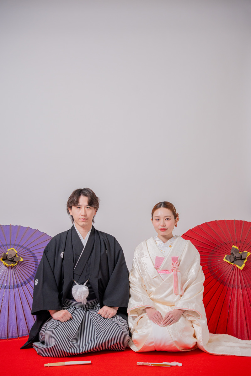 絨毯に座って伝統的な雰囲気で