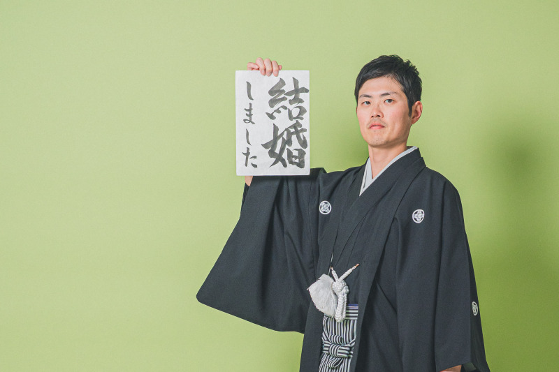 キリッと。書道ボードで結婚報告。