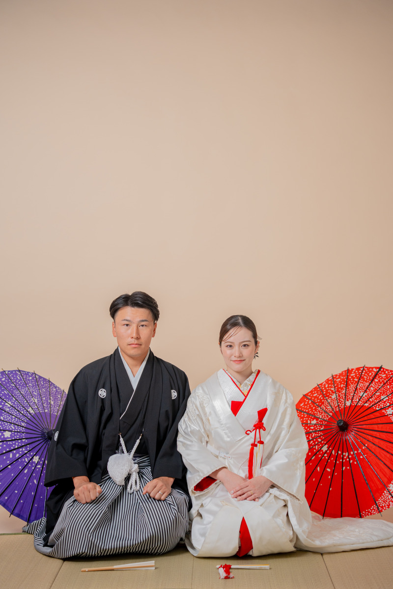 和傘と正座で迎える晴れやかな挨拶ポーズ