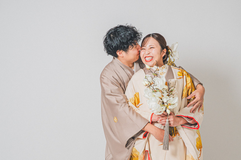 花束と頬寄せショット