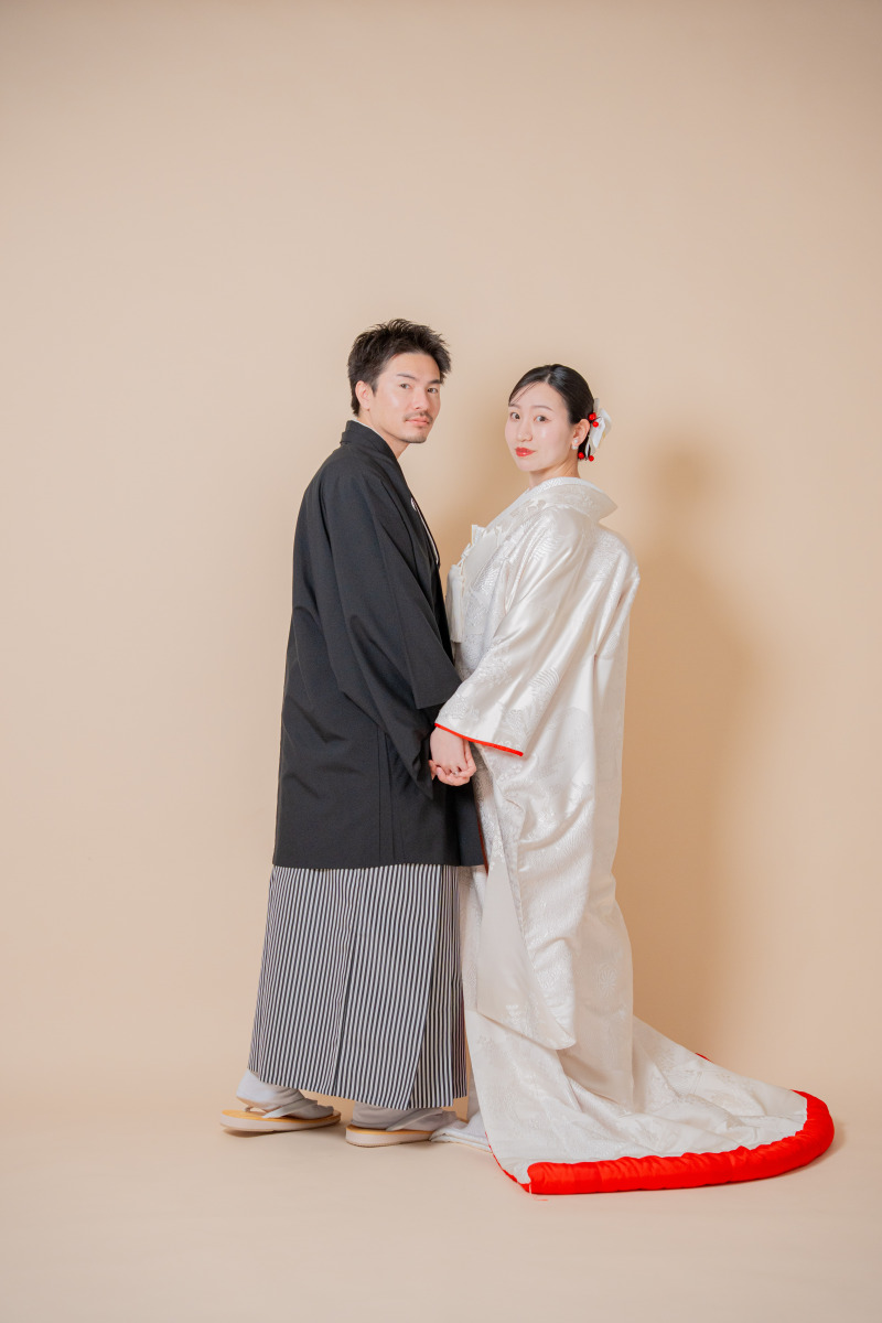 手を取り合う二人のバックスタイル