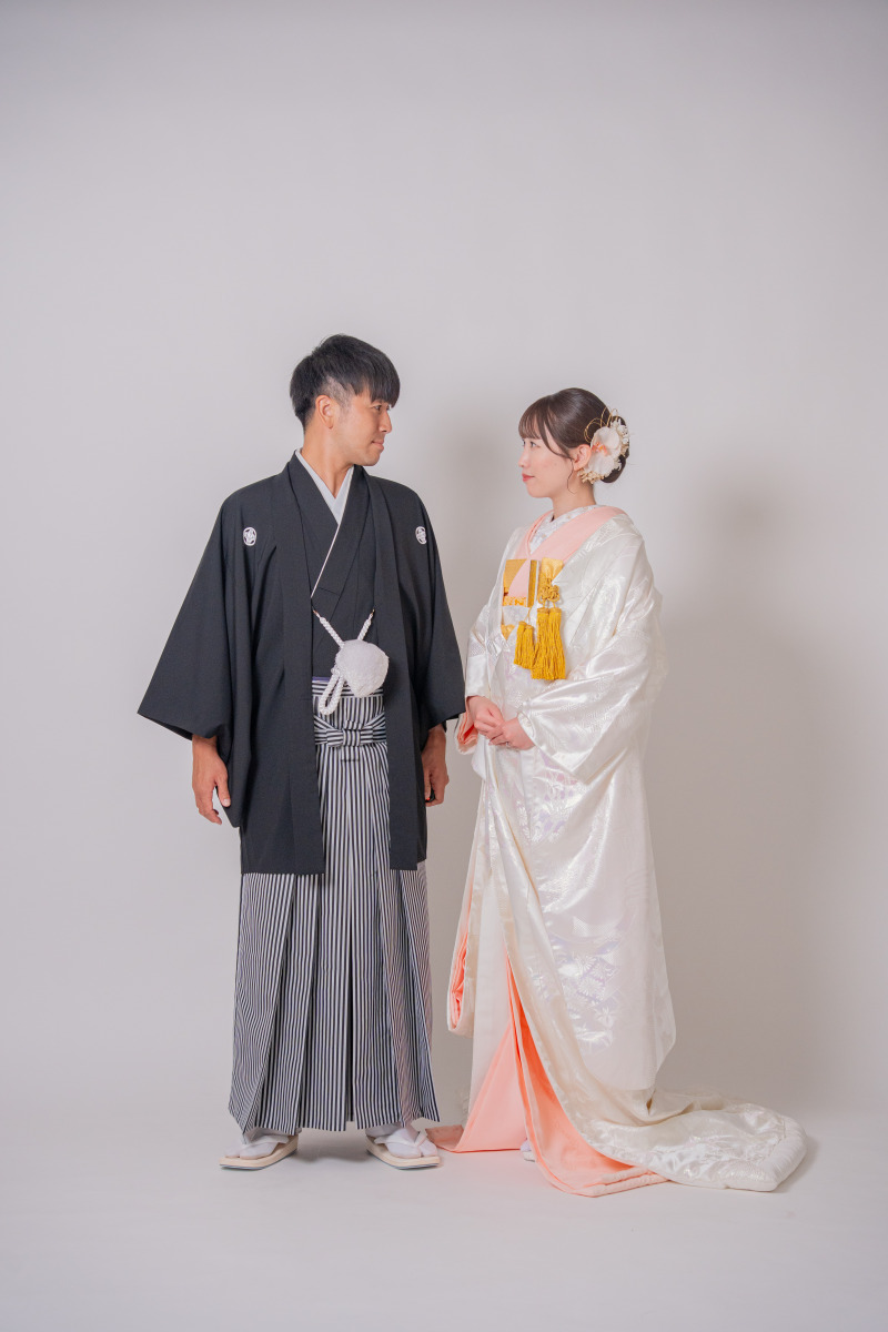 優しく見つめ合うナチュラルなペアショット