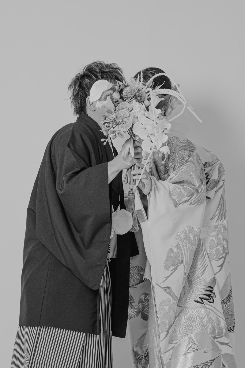 ブーケで顔を隠して・・・♡