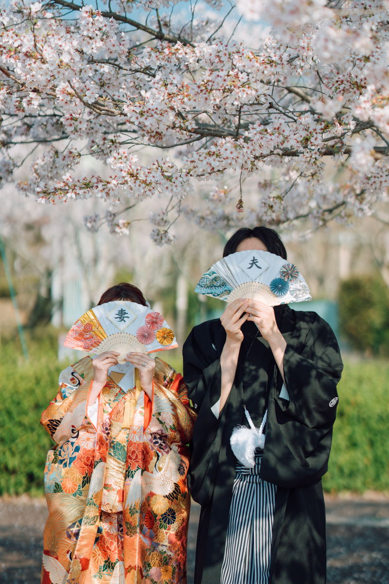 「夫」と「妻」の扇子で、遊び心たっぷりに