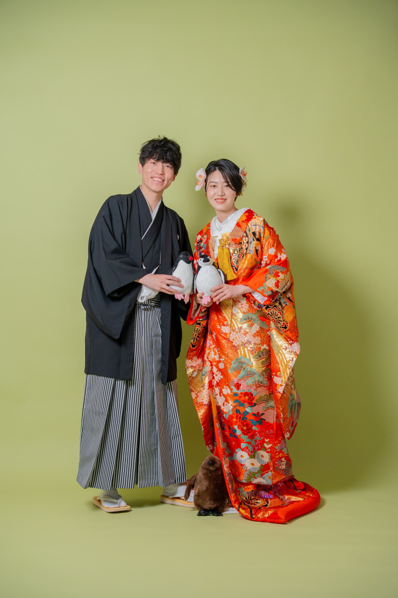 水族館挙式を控えたお二人のセルフ前撮り。大好きなペンギンと一緒に。