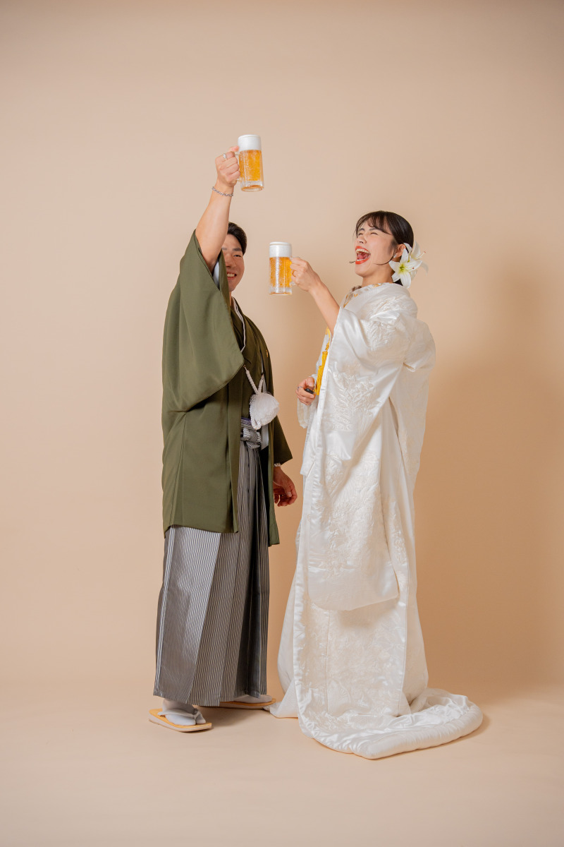 ジョッキを掲げて乾杯！