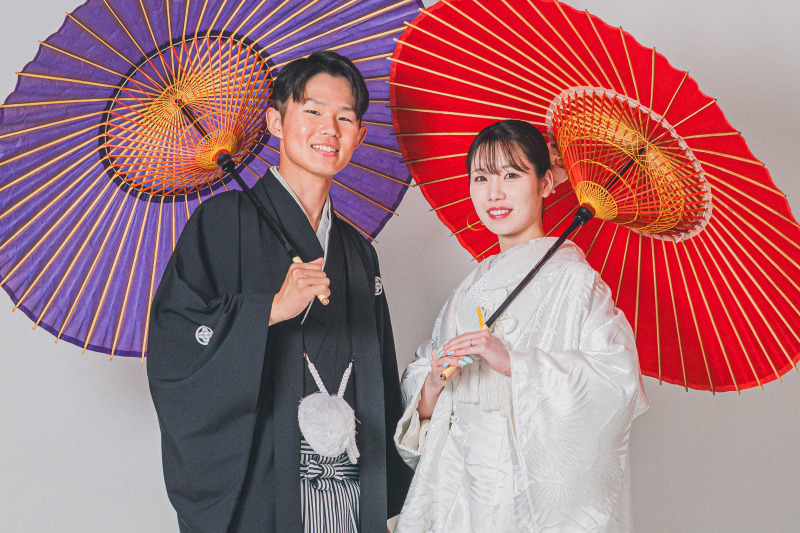 紫と赤の和傘で彩る華やかなアップ