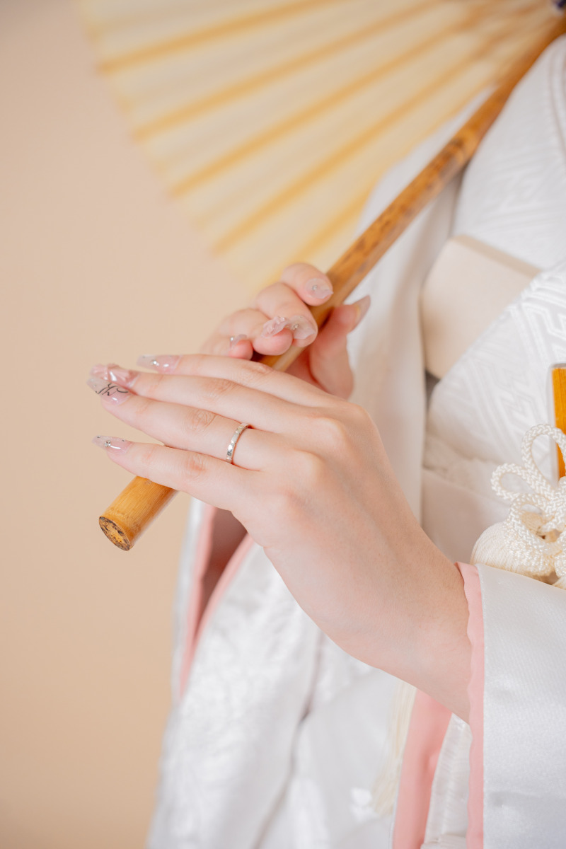 輝く指輪と手元の美