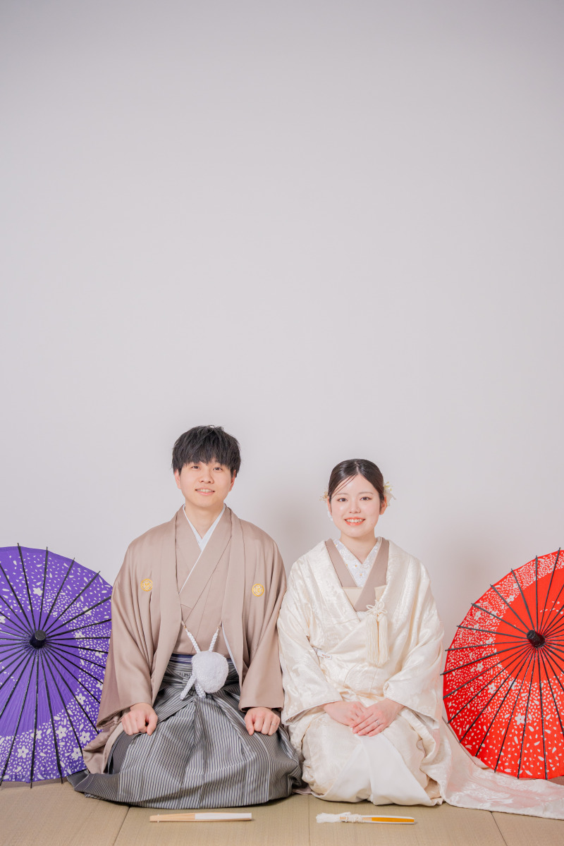 和傘を添えて、凛とした佇まいの座りポーズ