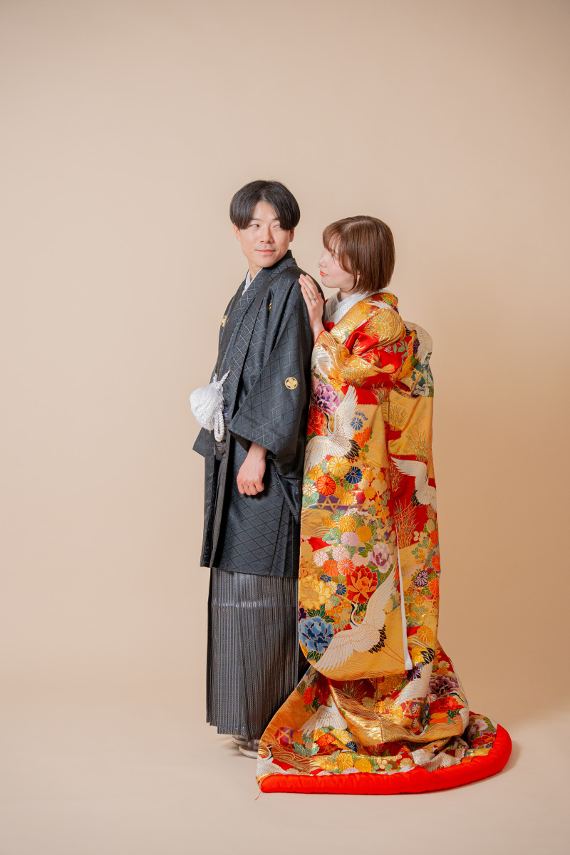 肩に手を添え見つめ合って