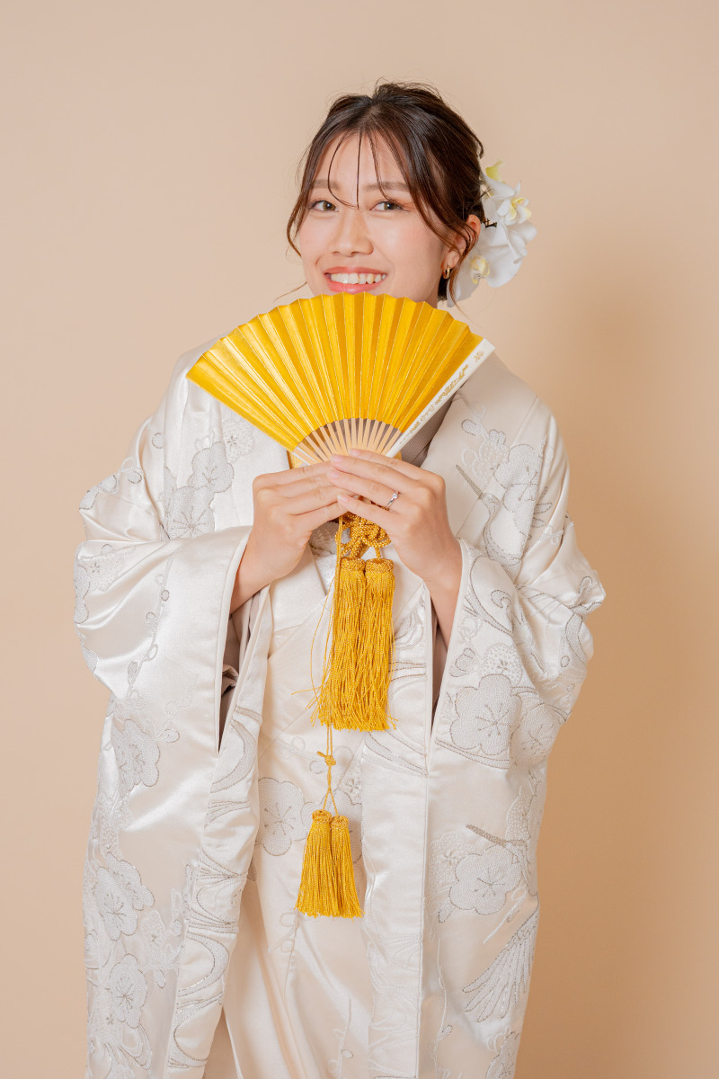 金色の扇子でお顔を隠したお茶目なカット