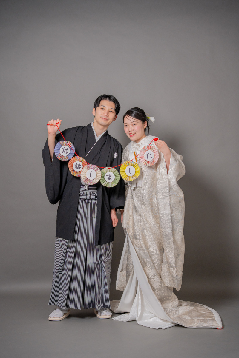 ガーランドで彩る、楽し気な結婚報告