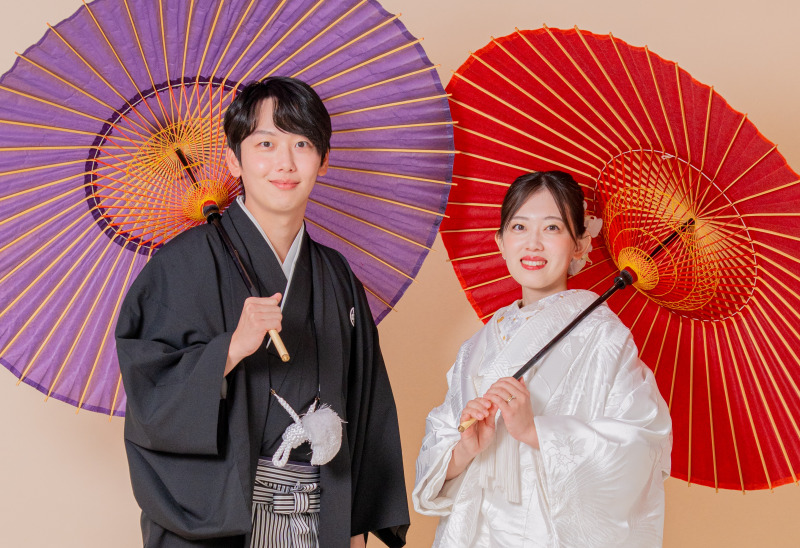 彩り鮮やかな和傘を添えて