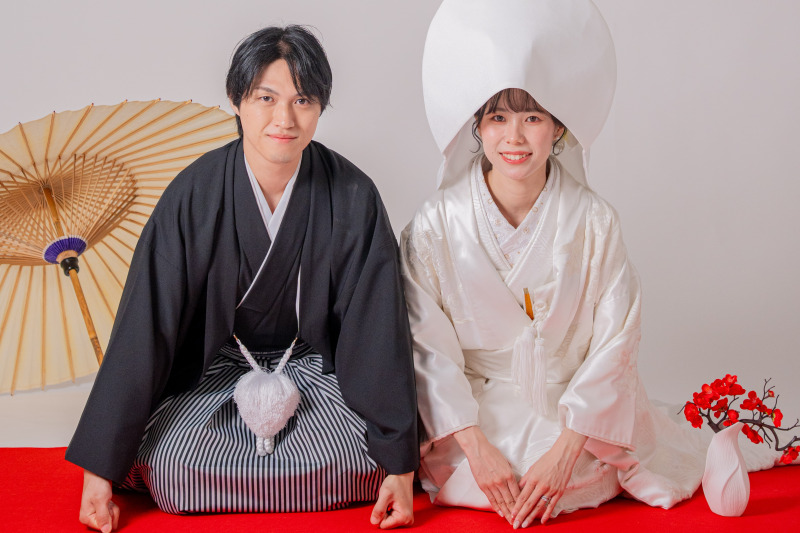 赤毛氈と綿帽子で整える格式あるご挨拶ポーズ
