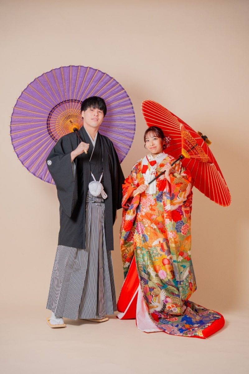 彩りを添える和傘を手に、華やかなスタジオ撮影