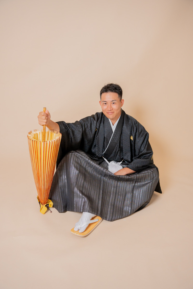 和傘を添えた新郎様のあぐらポーズ