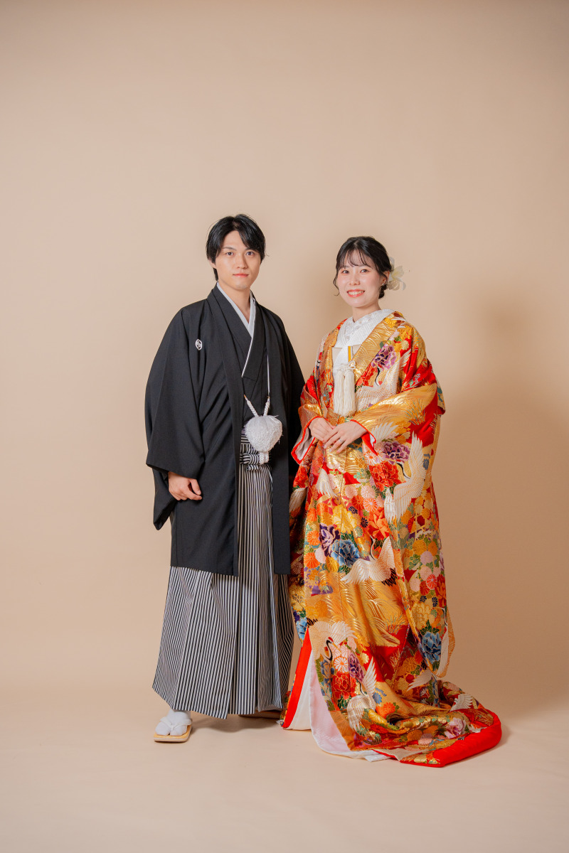 金と朱が織りなす豪華な色打掛の立ち姿