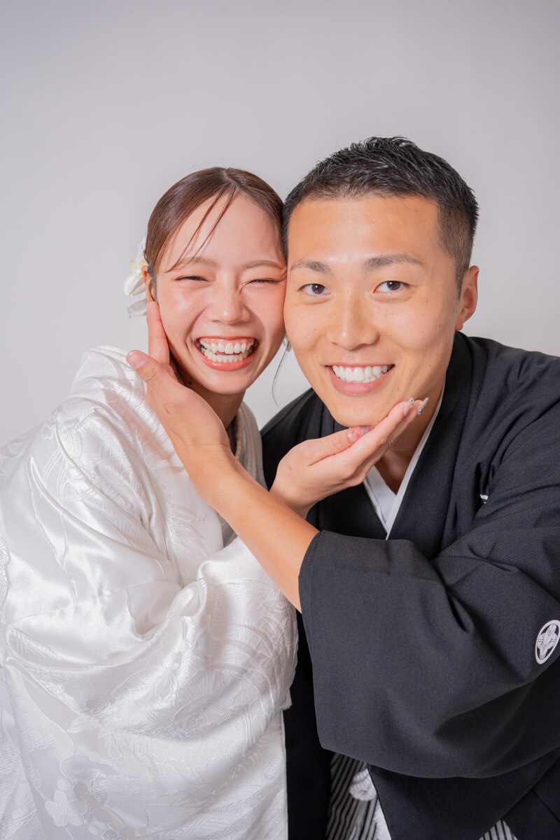 ほっぺを両手で挟んで