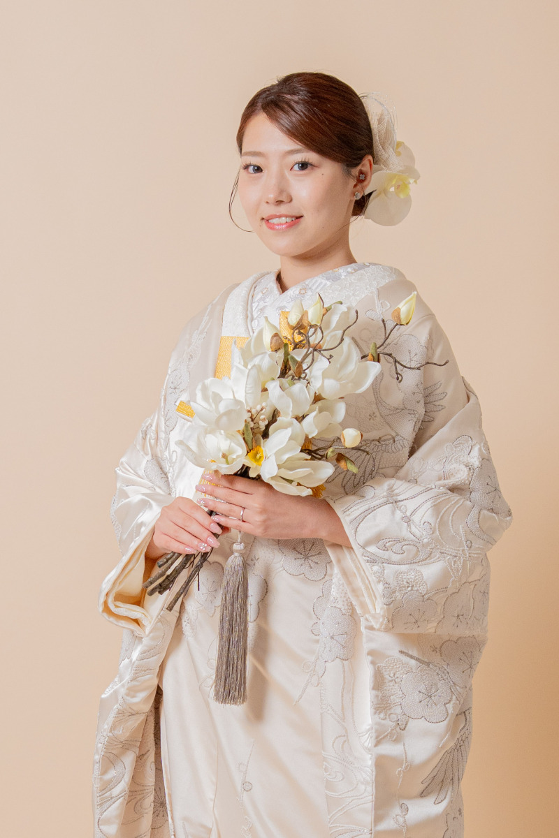 白いブーケを手に華やかさあふれる新婦様