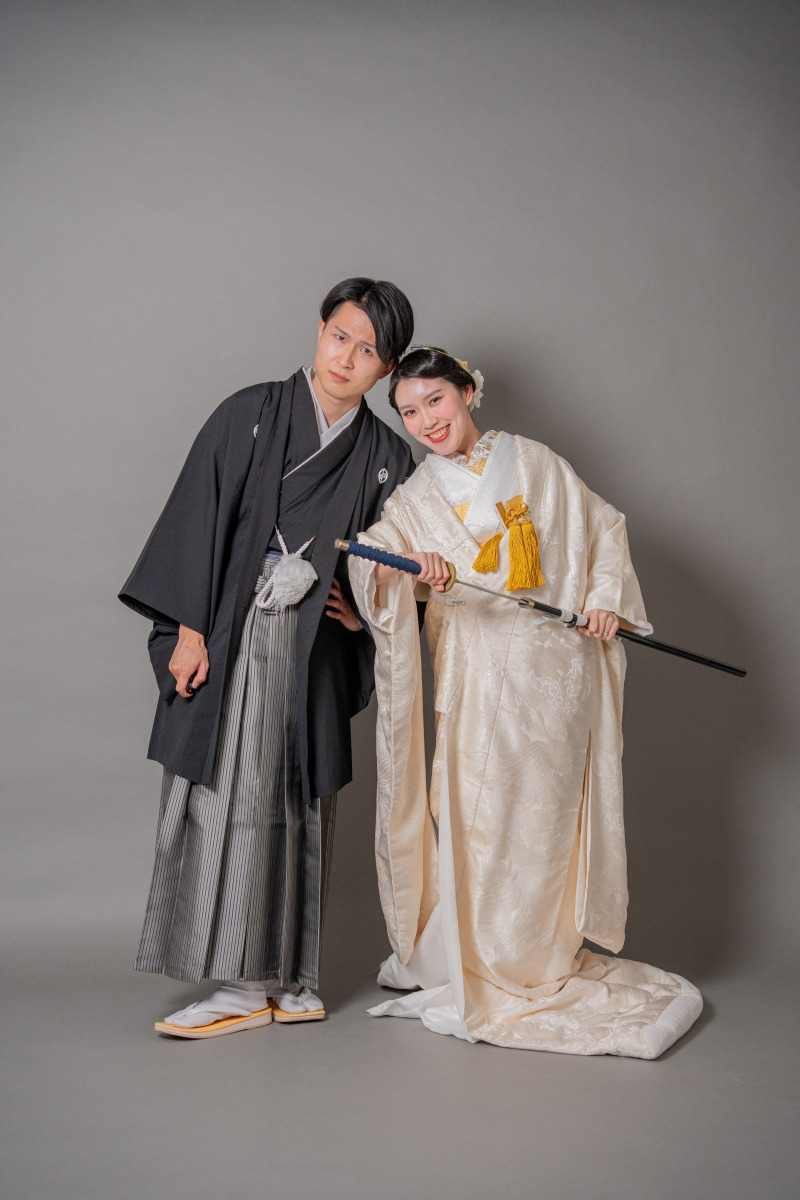 刀を持って、ちょっとお茶目なポーズ