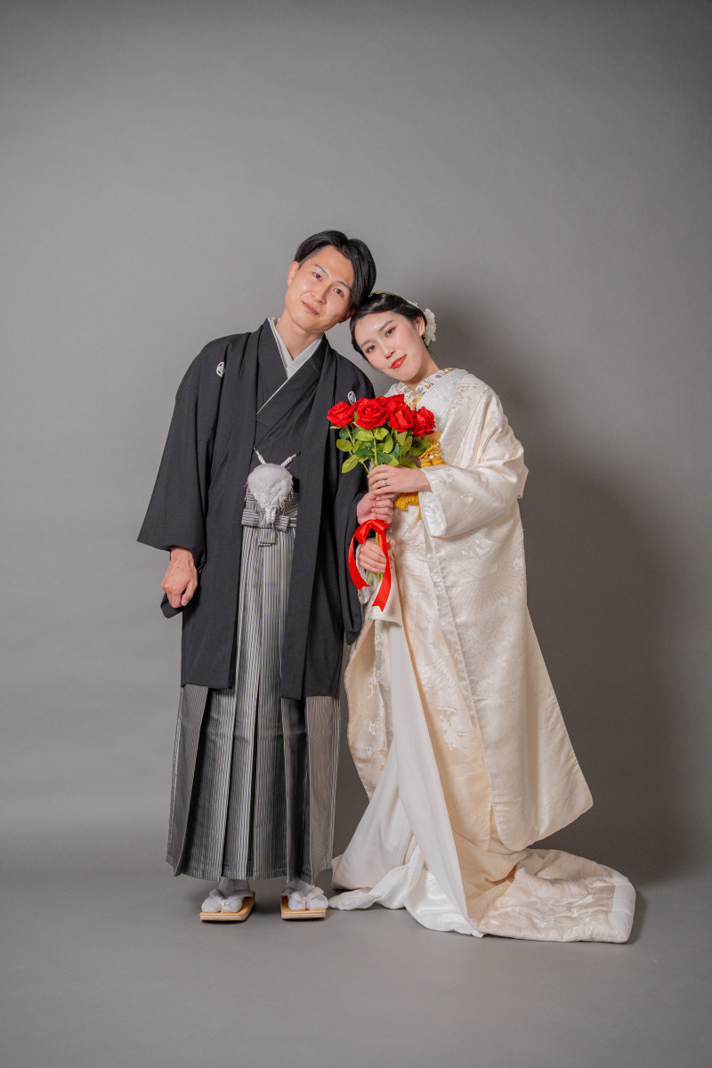 真っ赤なバラが映える、グレー背景