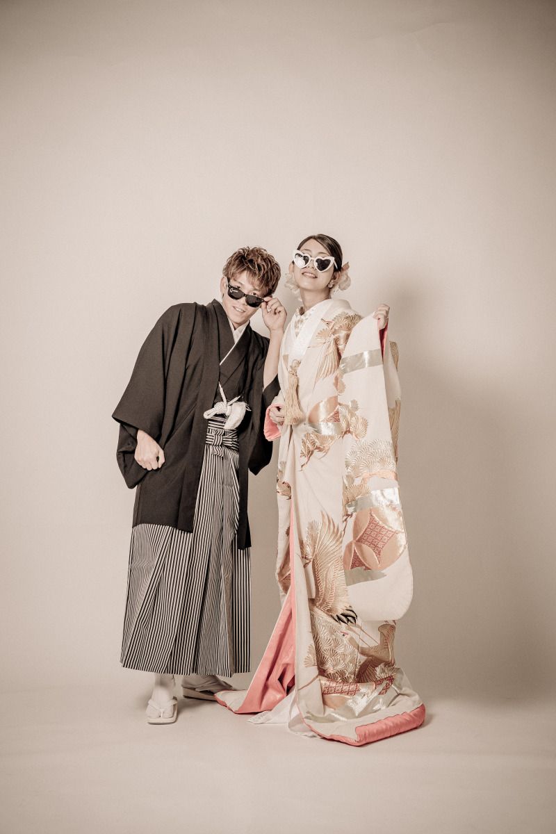 サングラス姿の全身ショット