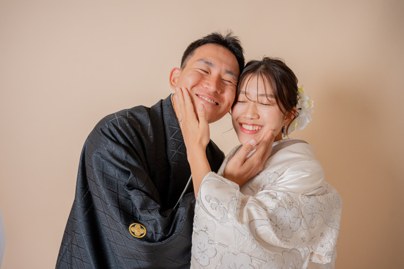 両手でお顔を包み込む密着ショット