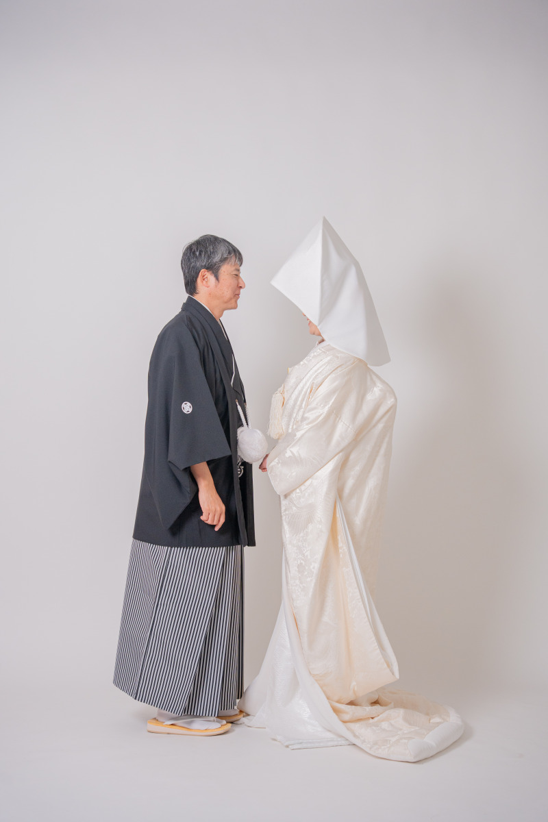 白無垢と紋付袴で向かい合う美しき祝姿