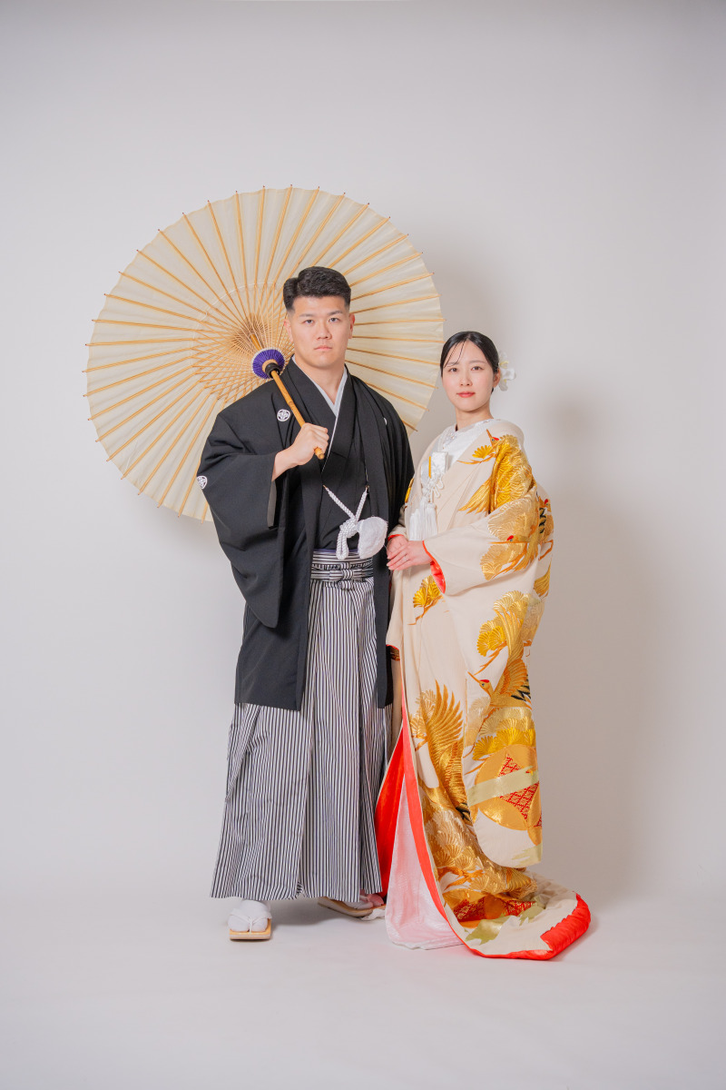 大きな和傘を合わせた伝統的な一枚