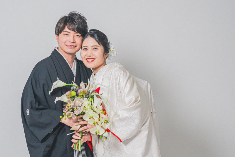 寄り添う笑顔と華やかなブーケ