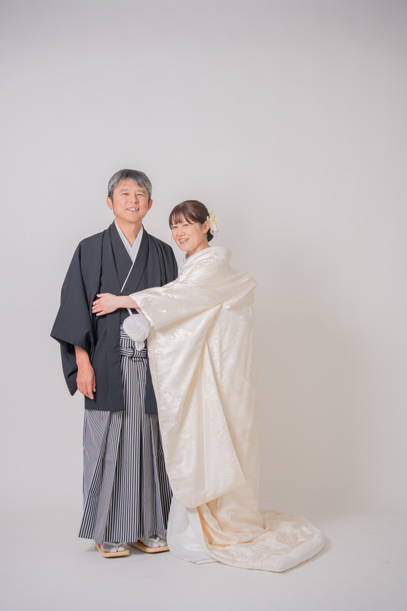 新郎様に寄り添う微笑ましきペアショット