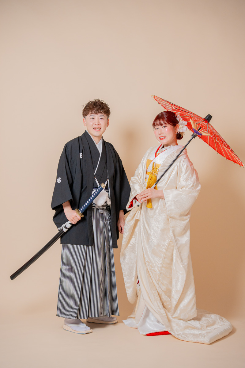 和傘と刀で凛々しく決めて
