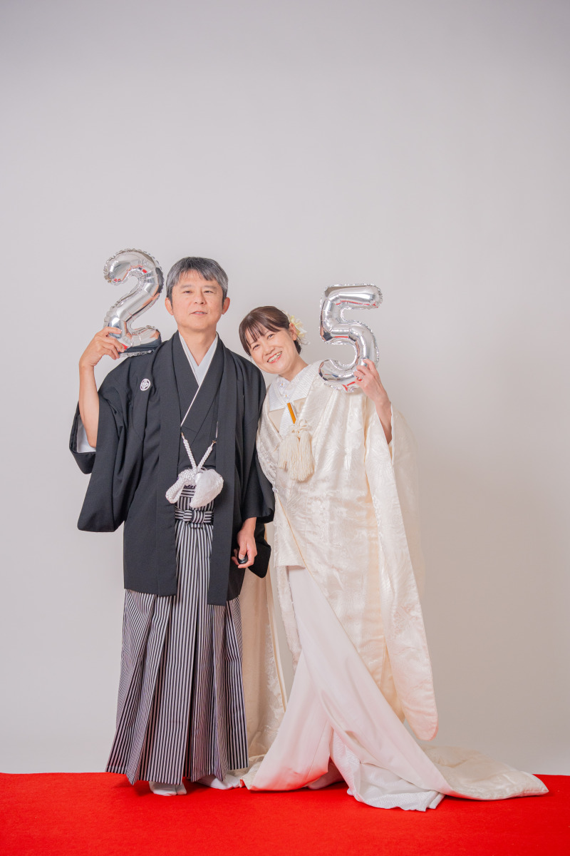 数字バルーンを掲げて楽しむ周年フォト