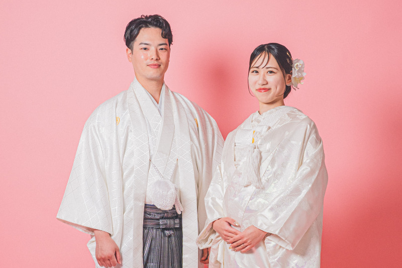 白無垢と白紋付が美しく調和する並び姿