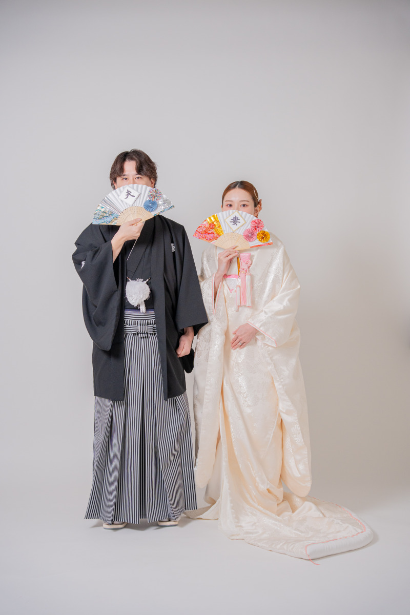 夫と妻のセンスが光る扇子ポーズ