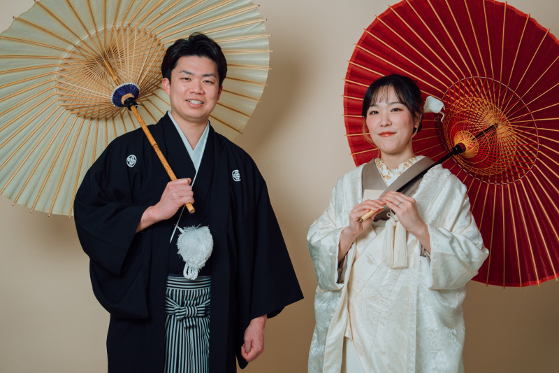 和傘の色彩が映える華やかな立ち姿