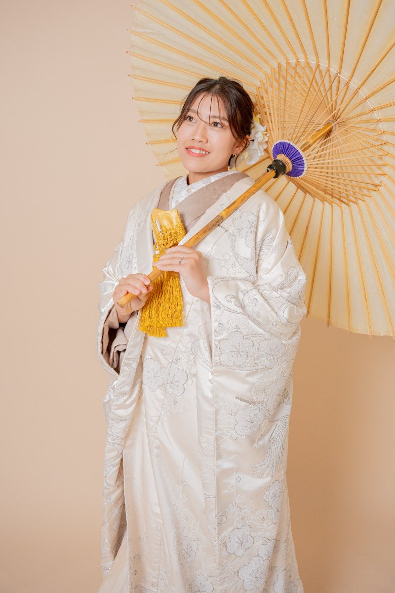 和傘越しに微笑む新婦様の美しさを捉えて