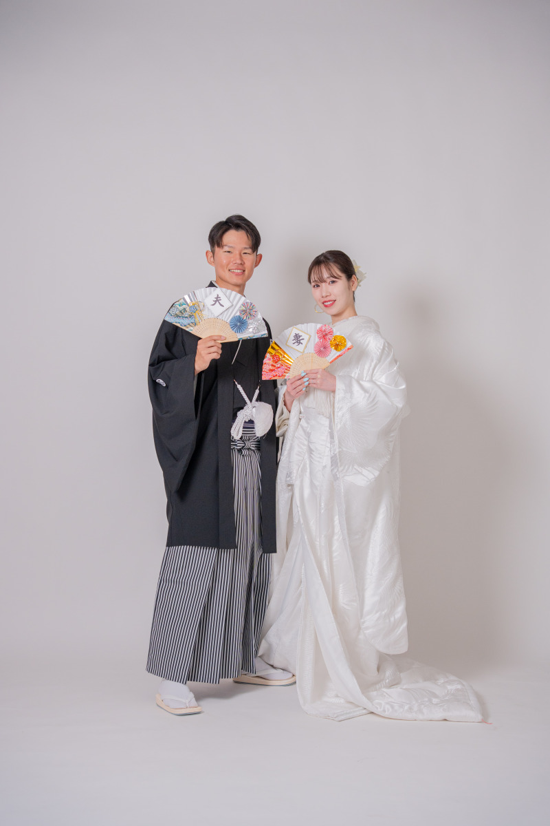 オリジナルの「夫・妻」扇子を持って