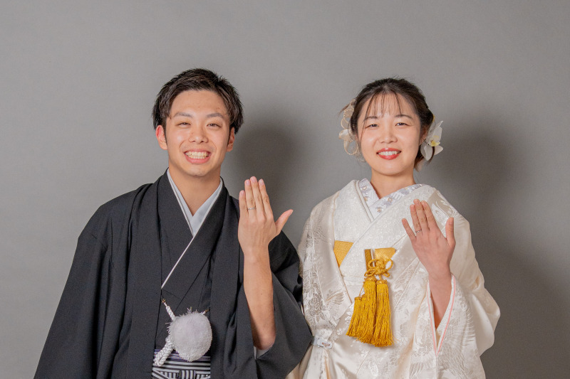 誓いの指輪を誇らしく