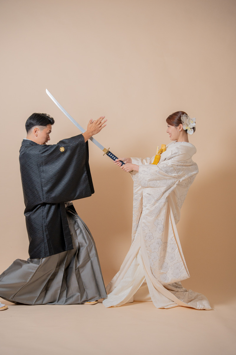 日本刀を構えて楽しむユーモアあふれるカット