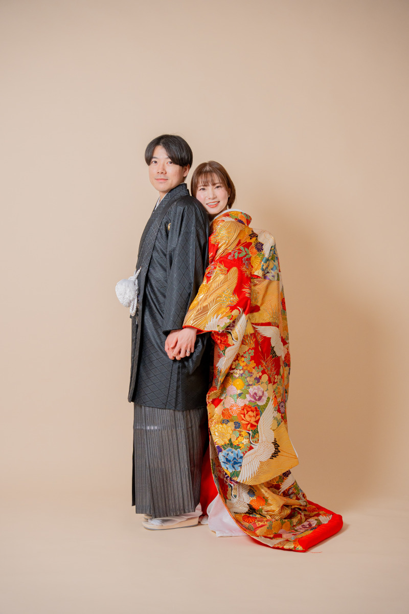 背中合わせで繋ぐ手と手